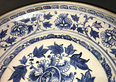 Un plat en porcelaine de Vietnam bleu et blanc &agrave; d&eacute;cor de lotus, 16&egrave;me